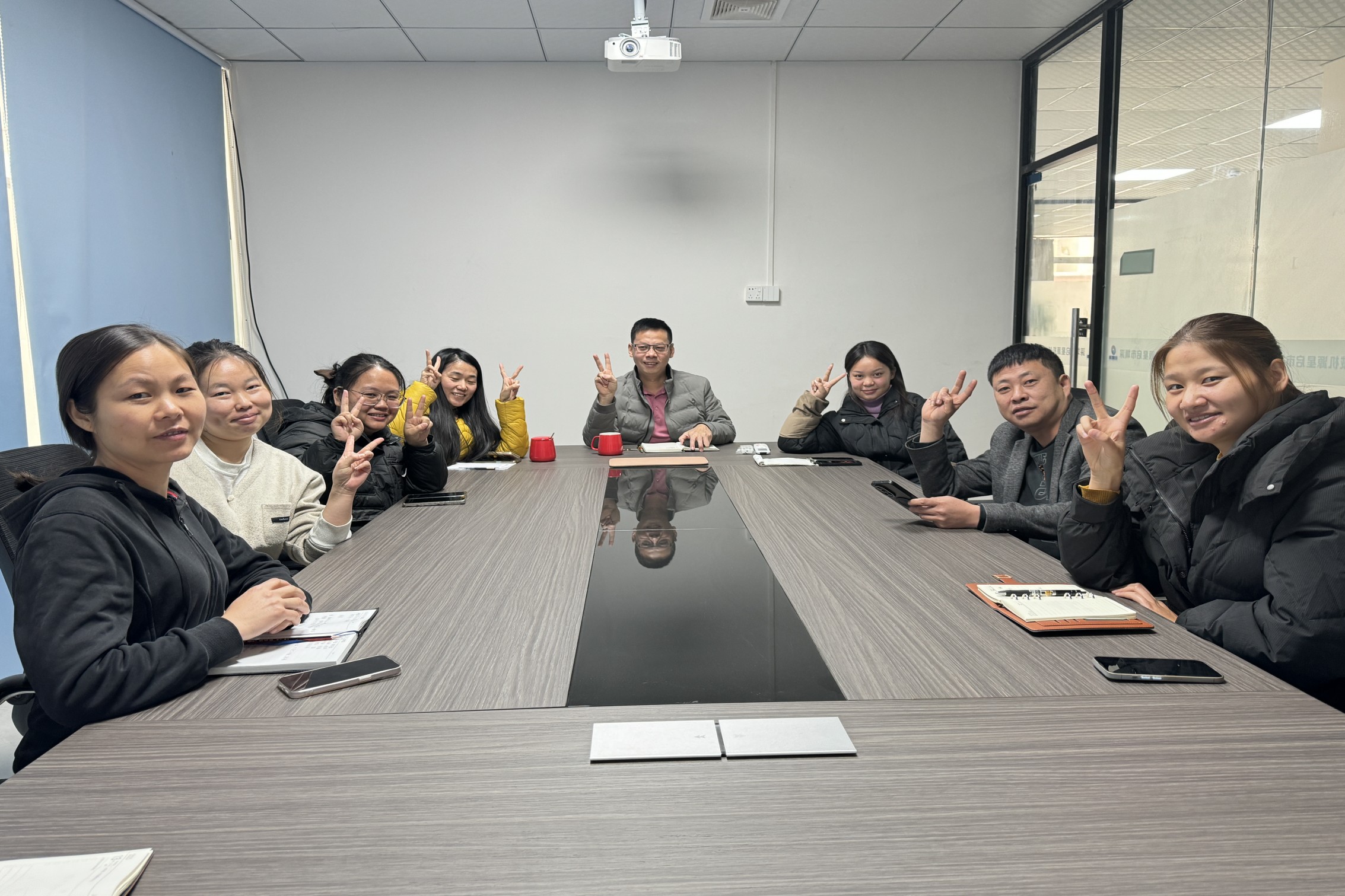 Shenzhen Qixingyuan компаниясы жаңа жылдық мақсаттарды асыға күтеді, жыл сайын 2024 жылғы жиынтық жиналыс өткізеді
